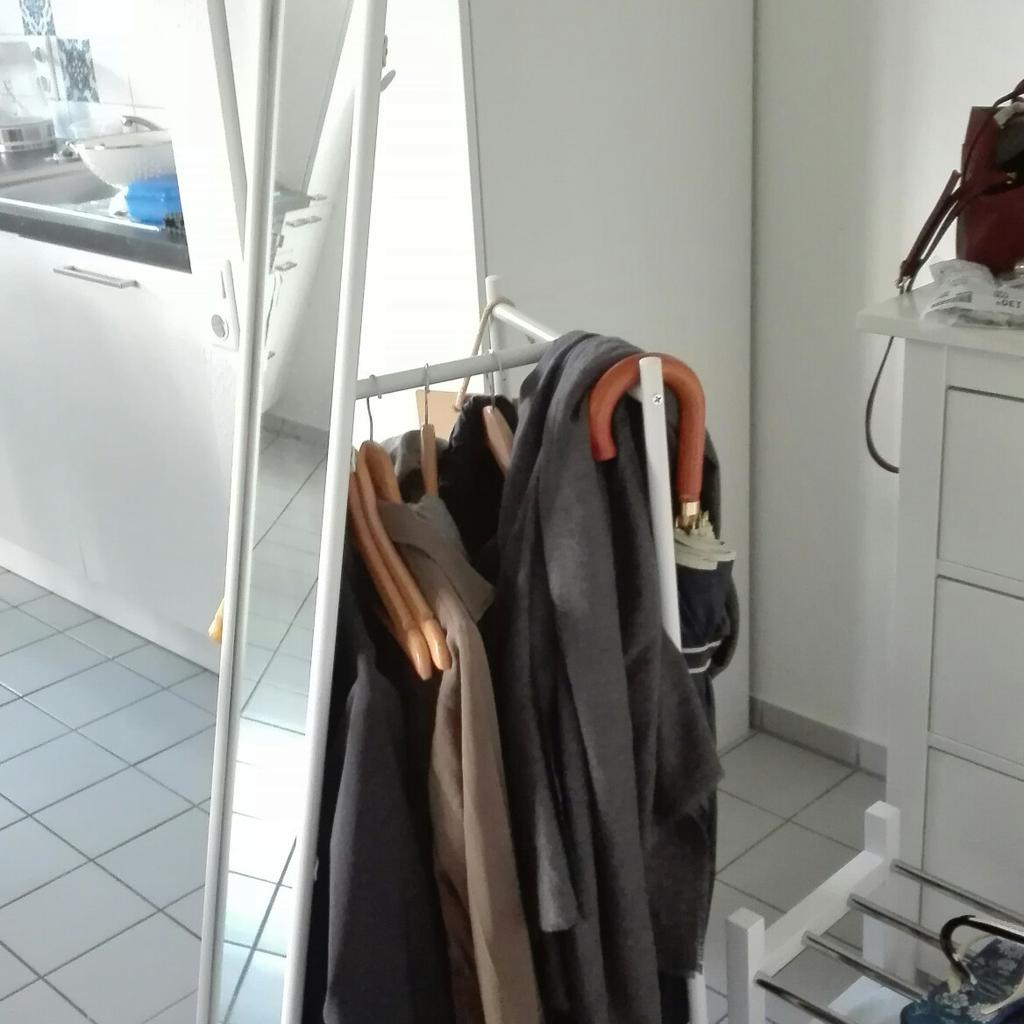 Garderobe mit Spiegel, Standspiegel in 6850 Dornbirn für 20,00 € zum Verkauf Shpock DE
