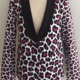 Original Micheal Kors Blazer
Brand new never worn :)
White Blazer with pink & black leopard print,
Size 12