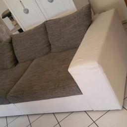 Gut erhaltene Couch zu verkaufen.  Normale Gebrauchsspuren. 

Sitzfläche 200 x 100
Gesamt 260 x 112

Preis ist Verhandlungsbasis