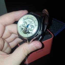 Great automatic mechanical watch which looks stylish and holds some weight. It doesn't work however. I'm not sure why but I think It can be fixed. Hence the price. No offers please.