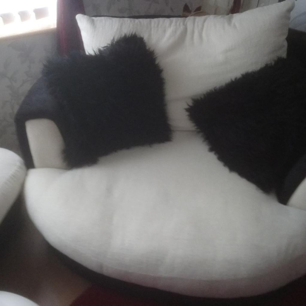 Corner suite and cuddle chair in CF33 Cornelly für £ 100,00 zum Verkauf