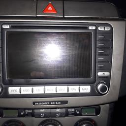 Verkaufe hier einen originalen 7 Zoll Radio von VW mit Navigation und DVD 1a Zustand mit Code und 6 fachen cd wechsler