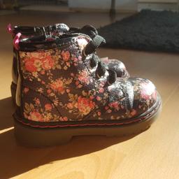Verkaufe Herbst Stiefel im aktuellen Boot Stil für kleine Mädchen

Gr 22