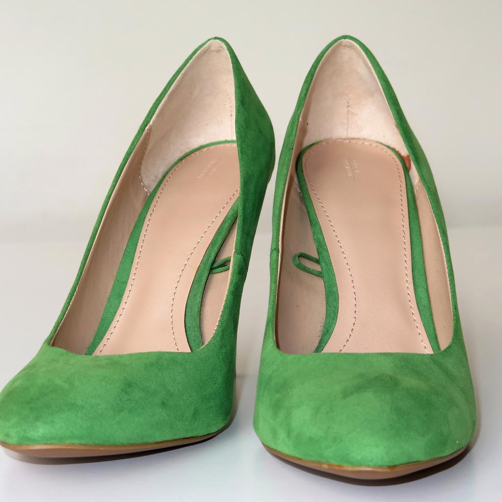 Zara (Trafaluc) Pumps, grün in 5222 Munderfing für 10,00 €