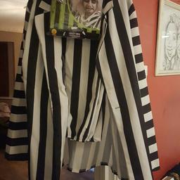 Hi I have for sale the beetle juice outfit in size m/l comes complete with wig and fake fore head and the stripey suit trousers and a jacket .