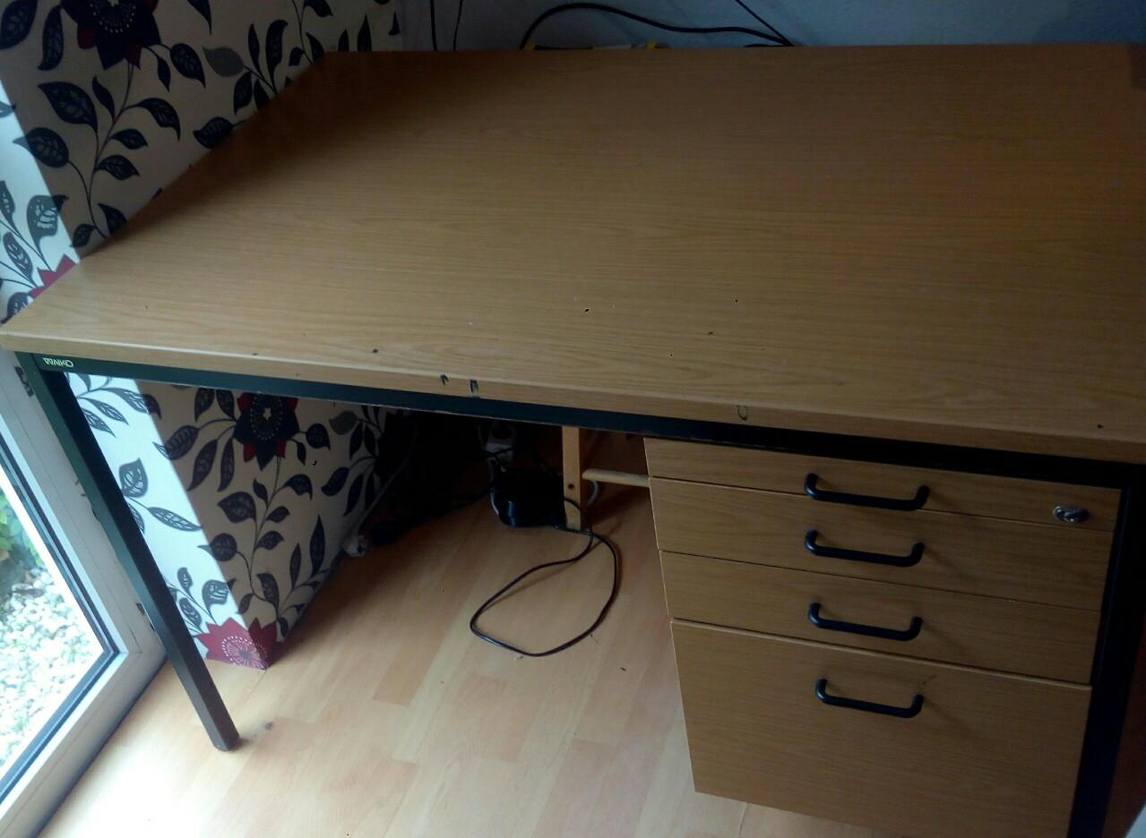 Schreibtisch zu verschenken in 53842 Troisdorf für gratis zum Verkauf