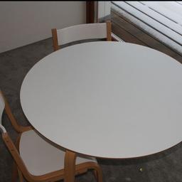 Verkaufe Tisch 100cm mit 4 Stühlen neuwertiger Zustand.