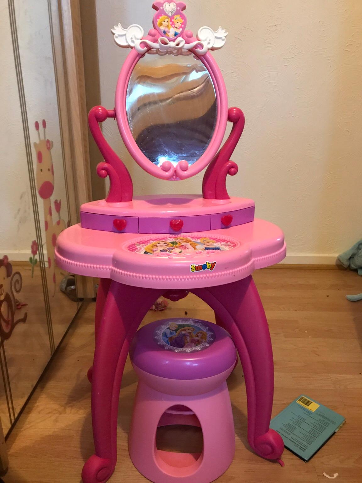 Disney princess dressing table and stool in WV5 Wombourne für £ 15,00