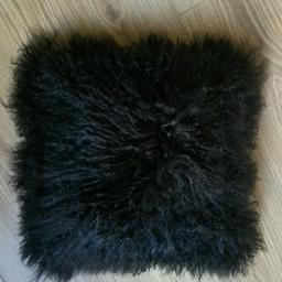 Gorgeous fluffy chocolate brown cushion cover's.
Beautiful quality and in new condition.
I am selling four (4)
14.5" x 14.5"