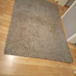 Der Teppich hat keine Flecken und kommt aus einem nichtraucher und Tierfreienhaushalt