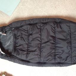 Black cocoon style footmuff. 5 point harness slots so will fit lots of pushchairs but I used on zapp xtra
Good condition from smoke and pet free home