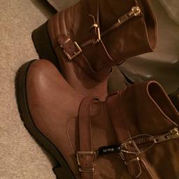 Never worn leather new look boots 
Size 6