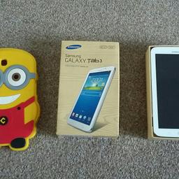 Comes with a charger
White
Plus Minion case 
Comes in a box 
Miner dent on the left bottom corner