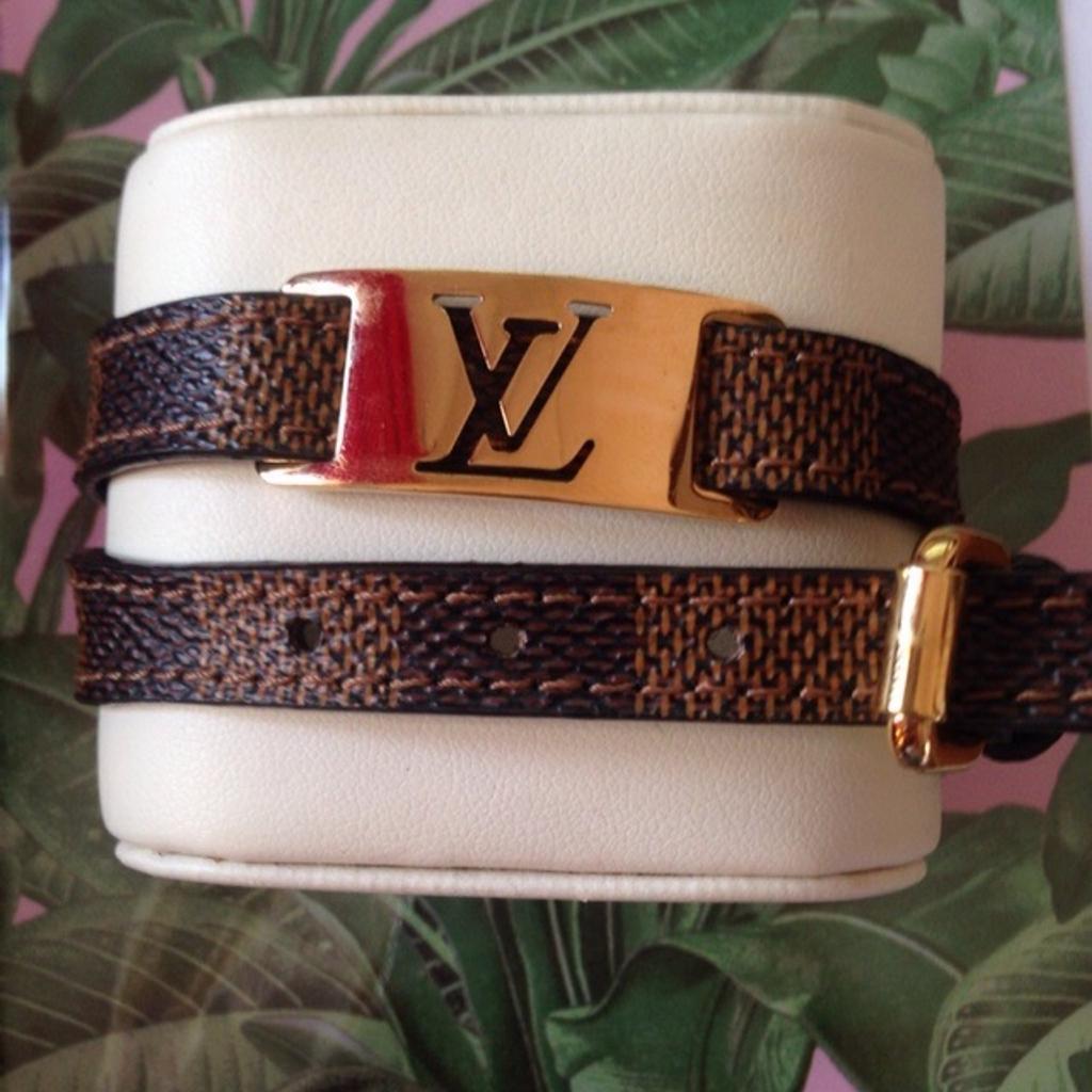 Louis VUITTON Sign It Armband Kalbsleder in 81677 München for €165.00 for  sale
