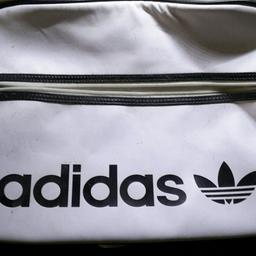 Adidas Tasche mit Tragegurt. Versand gegen Porto möglich. Preis VHB