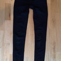 Svarta super skinny jeans från Levi’s
Nyskick!
Strl 24
Nypris 800 kr
