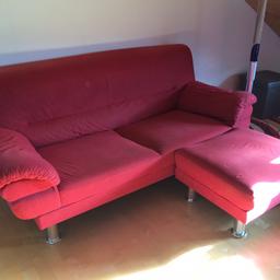 Gebrauchte Couch für Partyraum, Partykeller etc gegen Selbstabholung zu verschenken. 2 Teile + Hocker
