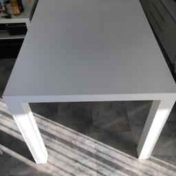 Verkaufe unsern Esstisch Weiß in Hochglanz 140 x 90 cm. Leider ist es etwas beschädigt siehe Bilder.
