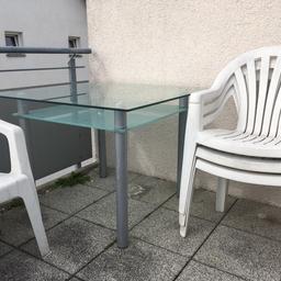 1m x 1m, 77cm hoch. Wurde als Esstisch und als Tisch auf dem Balkon genutzt. An Selbstabholer abzugeben.