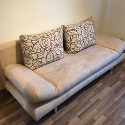 Schöne Zweisitzer Couch mit Schlaffunktion
2 Kissen inklusive

Breite: 190cm
Tiefe der Sitzfläche: 75cm
Höhe der Sitzfläche: 40cm

Höhe Rückenlehne an der Wand: 74cm

Liegefläche ausgeklappt: 190cm x 140cm