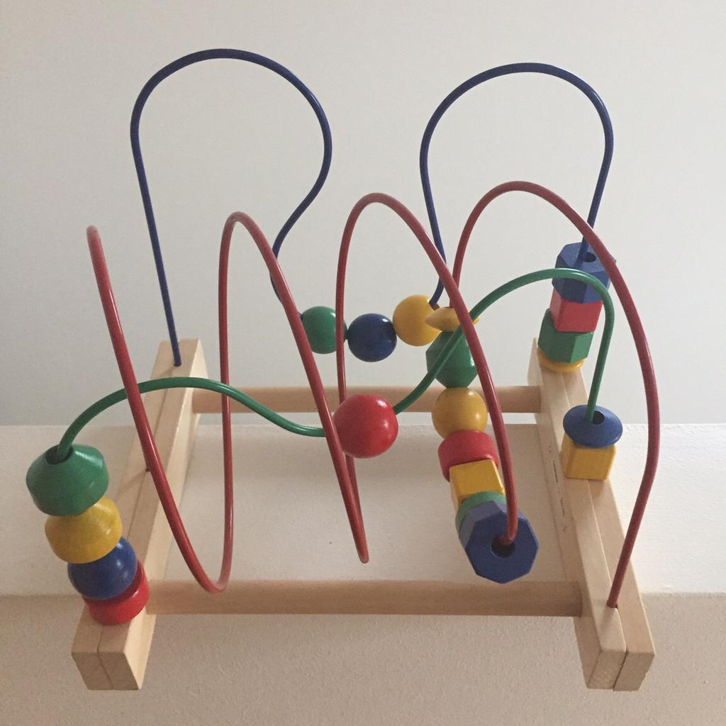 Brocca in vetro con motivi grafici multicolore e manico in rattan 1,2 L