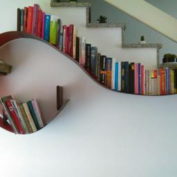 Libreria in metacrilato flessibile quindi la si può modellare a piacimento.. misura 3,20 metri colore bordeaux.
