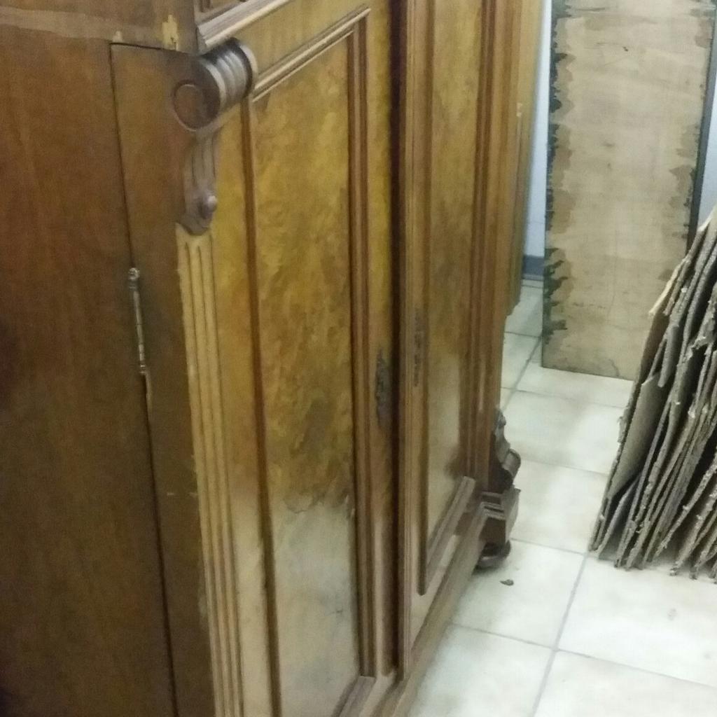 Massiver Schrank in 55218 Ingelheim am Rhein für € 100,00 zum Verkauf
