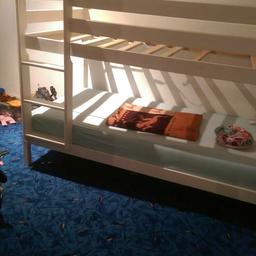 Verkaufe ein schönes hochbett für zwei Kinder geeignet. Auf den bild zu sehen, fehlt eine holzlatte, diese hat sich gelöst aber kann man diese gut wieder festschrauben. Das Bett ist ein Jahr alt und neupreis lag bei 179,00 €.