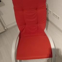 Neuwertiger Schaukelstuhl in hellem Grau mit teracotta Farben Sitzkissen.
Hinten ein paar Farbabplatzer, sieht man von vorne aber nicht.

Np 110€