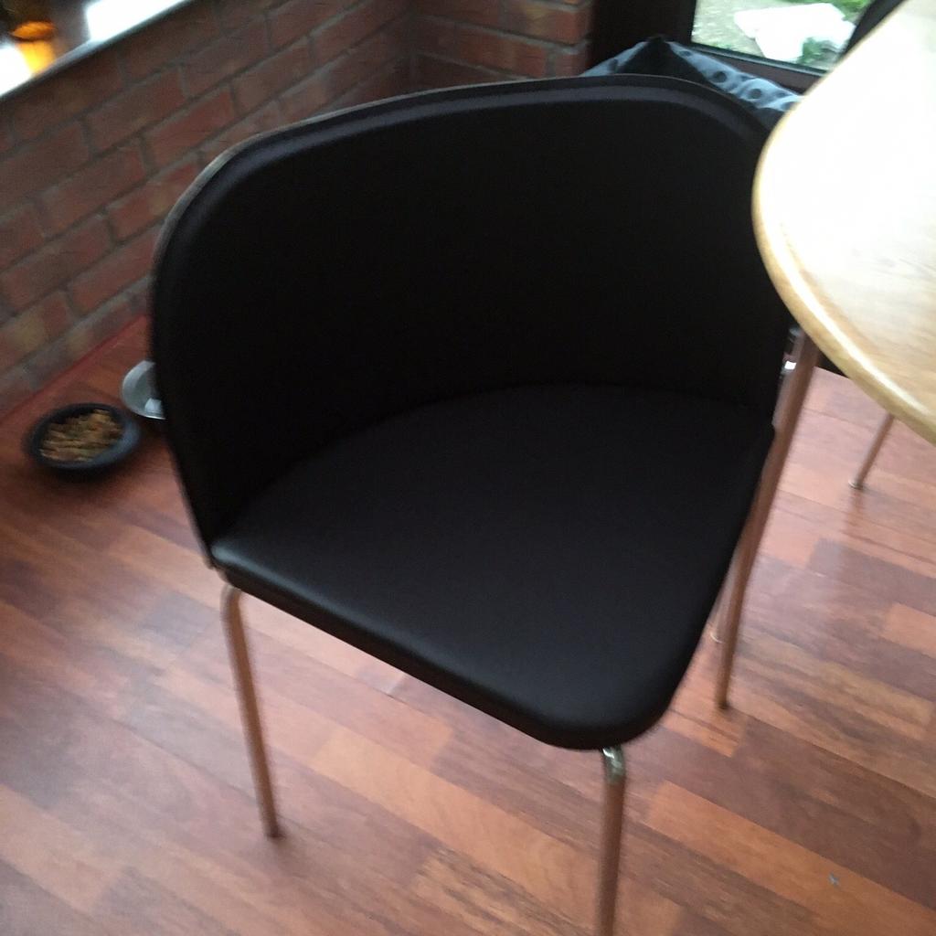 Space saving dining table and 4 chairs in DN7 Hatfield für 50,00 £ zum