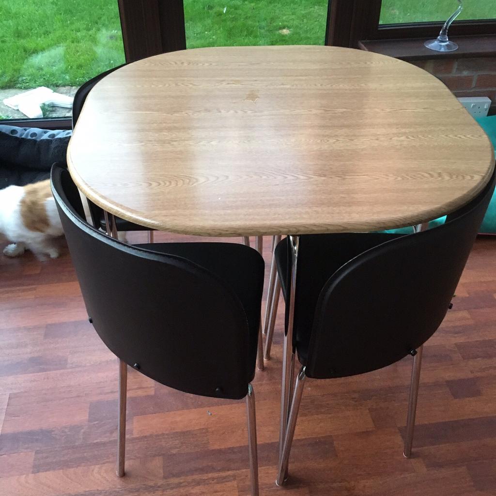 Space saving dining table and 4 chairs in DN7 Hatfield für 50,00 £ zum