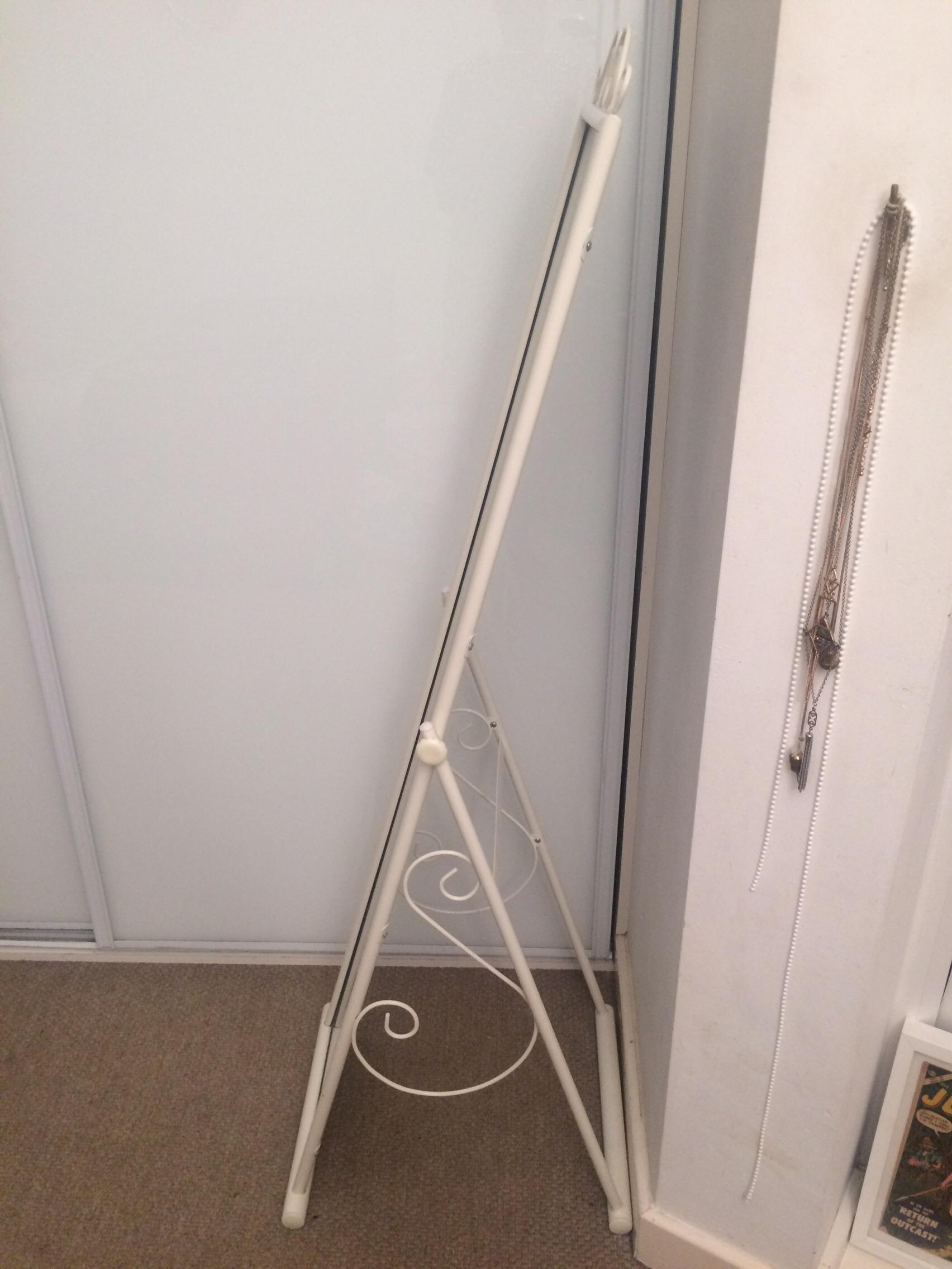Argos white full length free standing mirror in N16 London for £20.00