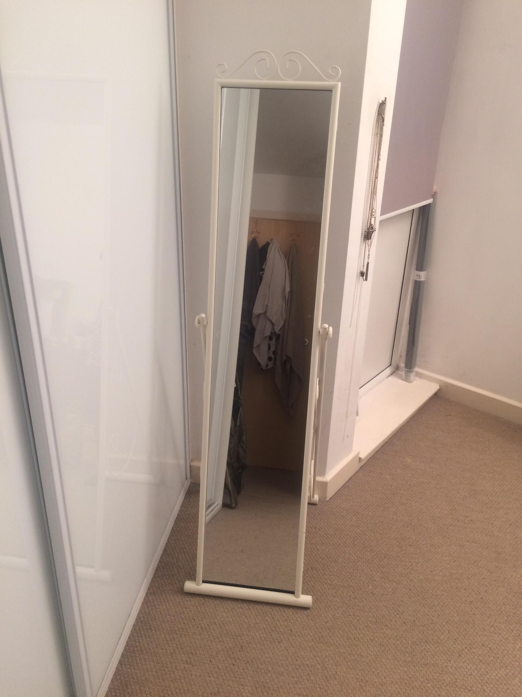 Argos white full length free standing mirror in N16 London for £20.00