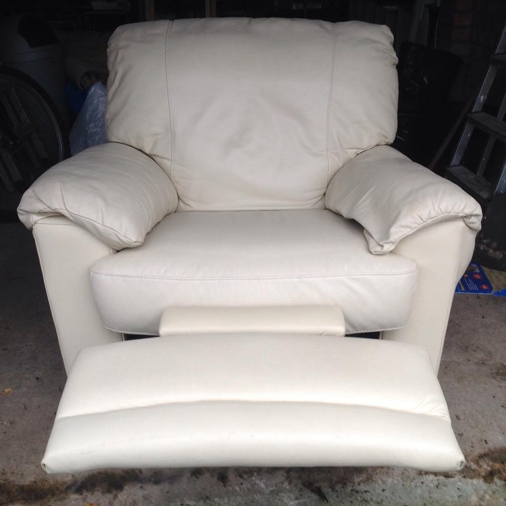 Cream leather recliner chair. in SK7 Hazel Grove für £ 30,00 zum