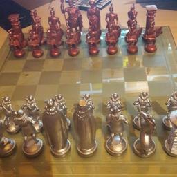 Verkaufe hier mein gut erhaltenes Schachspiel.
Die Figuren sind aus Zink und das Schachfeld aus Glas.