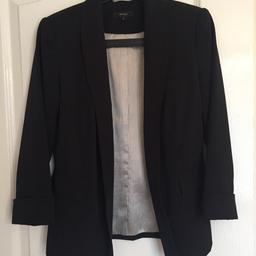 Ladies smart black therapy blazer Jacket with padded shoulders and pin striped lining
Size 6

Excellent condition, from a pet and smoke free home.
Happy to post at the expense of the buyer.