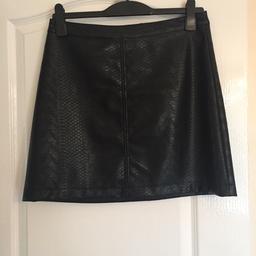 Ladies black leather look snake skin patterned skirt with silver zip to back
Size 10