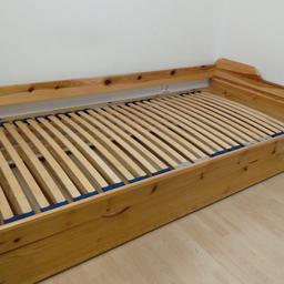 Bett ausziehbar mit einem Rolllattenrost (im Auszugsbett)
Kasten ca 136 cm breit und 200 cm hoch
Nachttisch