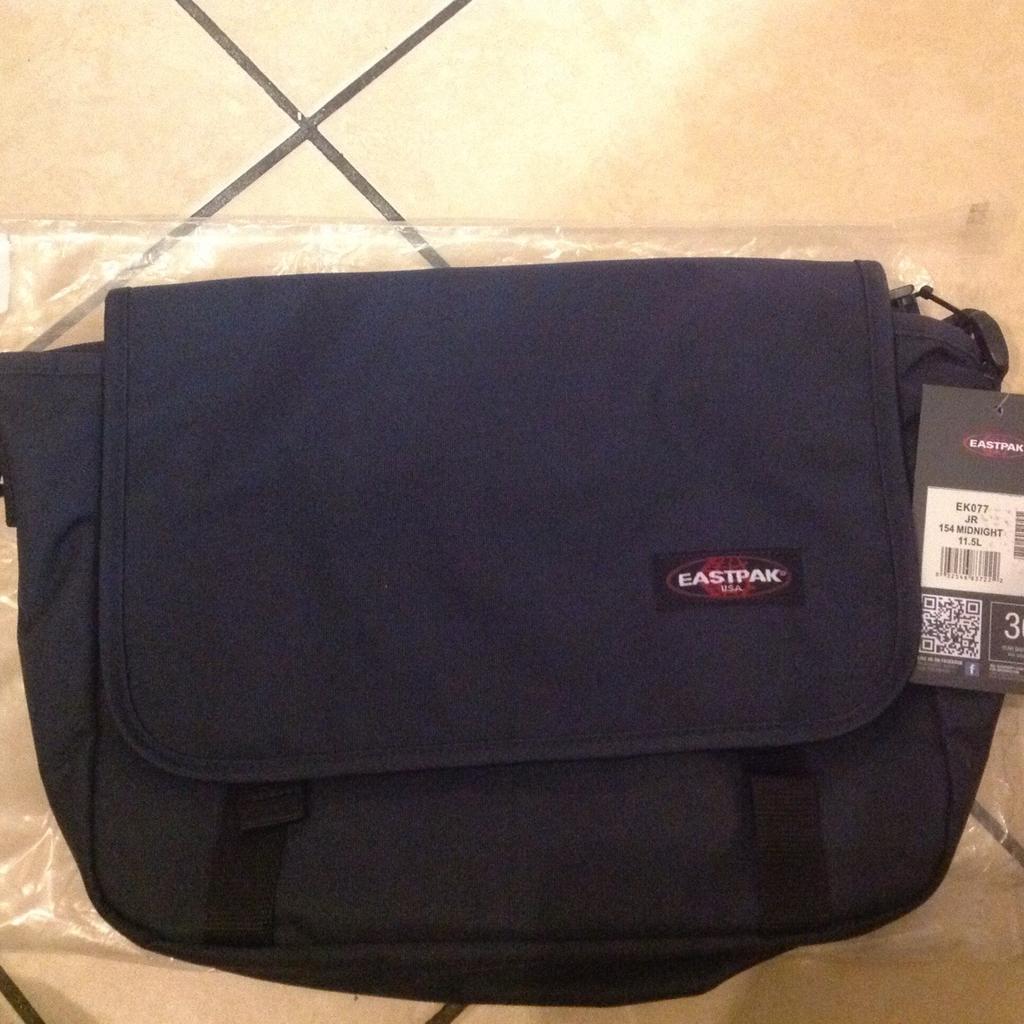 Eastpak Brand New jr black 11.5 messenger bag in RM14 Upminster für £