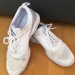 Verkaufe diese Nike Air Max Thea in weiß/silber & der Größe 40. Die Schuhe fallen jedoch etwas kleiner aus, weshalb ich Sie eher einer 39 empfehlen würde.
Da sie mir zu eng sind, möchte ich sie verkaufen ☺️
Die Schuhe sind noch ein einem relativ guten & sauberen Zustand 😋

Versand: 5€