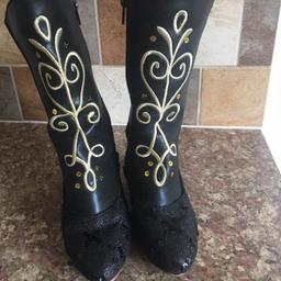 Frozen Anna boots excellent condition
Perfect for completing dressing up!
Size infants 7-8