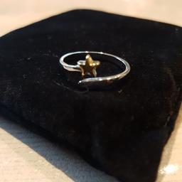 Sehr süsser Ring mit Stern....nicht geschlossen...925 versilbert.....keine Gebrauchsspuren.....ring grösse 19 mm Durchmesser....Versand übernehme ich .... ( unversichert)
