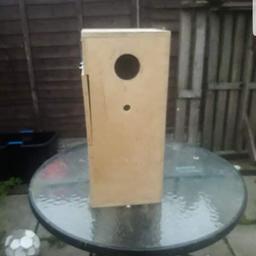 Parakeet nestbox suitable for ringnecks or parakets or small parrots.