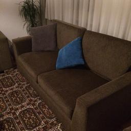 Biete eine sehr gut erhaltene Couch Garnitur an.