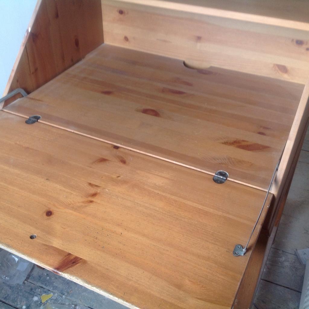PINE BUREAU WITH PULLOUT 'HUTCH'IKEA ALVE in E15 London für 25,00