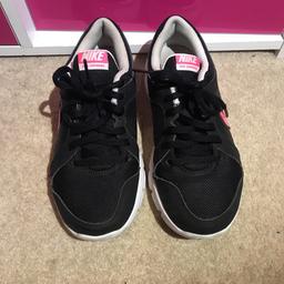 Black and pink nike trainers uk size 4  good condition