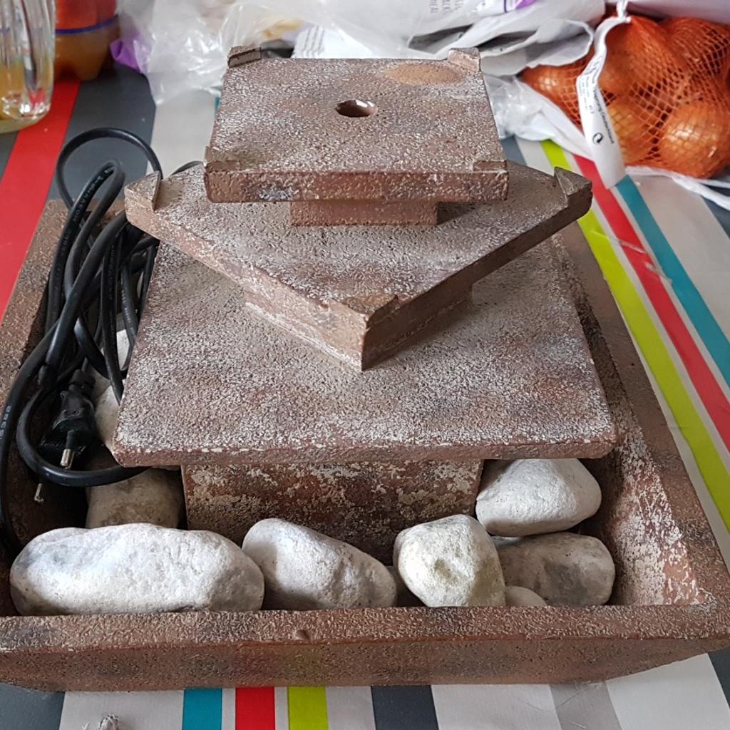 Zimmerbrunnen Mit Steinen