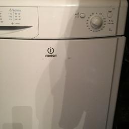 Condensed tumble dryer 7kg indesit white very good condition couple tiny marks on front