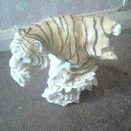 excellent tiger statue with cubs in mouh