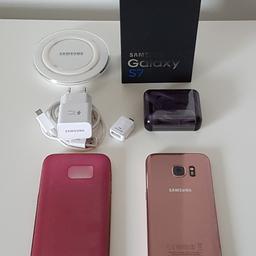 Biete hier ein Samsung Galaxy S7 32GB in Pink Gold an.

Das Handy ist in einem Top Zustand und hat keine Macken oder Kratzer.
Es funktioniert ohne Probleme und einwandfrei.
Auf dem Display ist eine Panzerglasfolie und um das Handy war immer eine Silikonhülle.

Das Zubehör bis auf das Ladegerät ist noch Original verpackt.
Das Ladegerät wurde selten benutzt, es diente nur als Zweitladegerät und hat ebenfalls noch die Folie aussen rum.
Dabei ist noch eine Samsung Ladestation.
Garantie bis 18.08.18